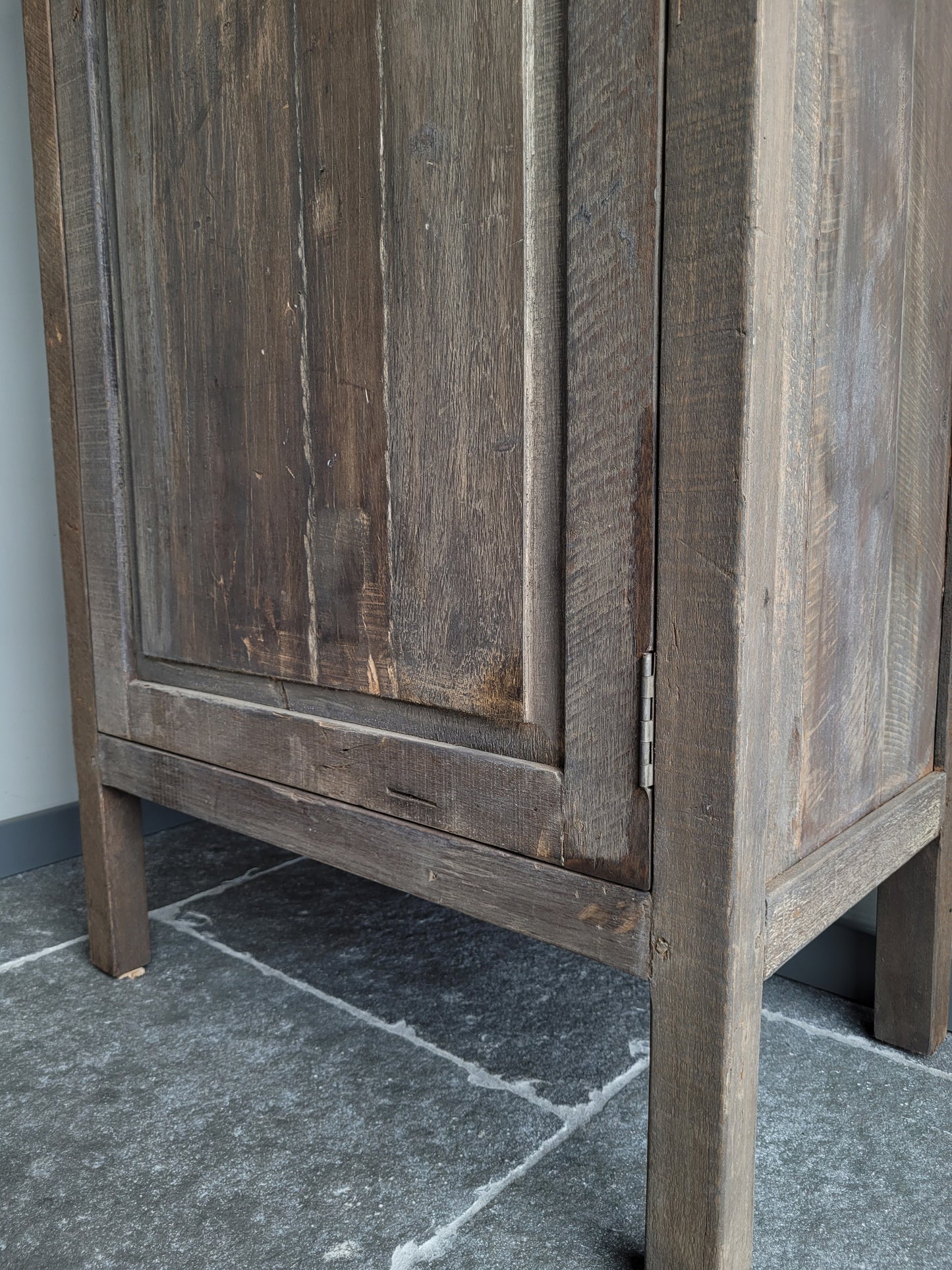 Hoge eendeurs kast oud hout driftwood sober