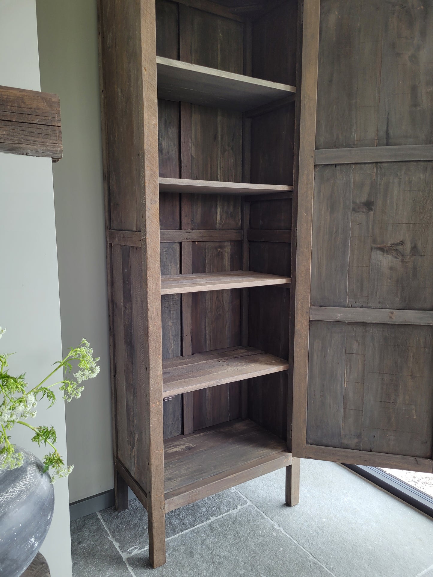 Hoge eendeurs kast oud hout driftwood sober