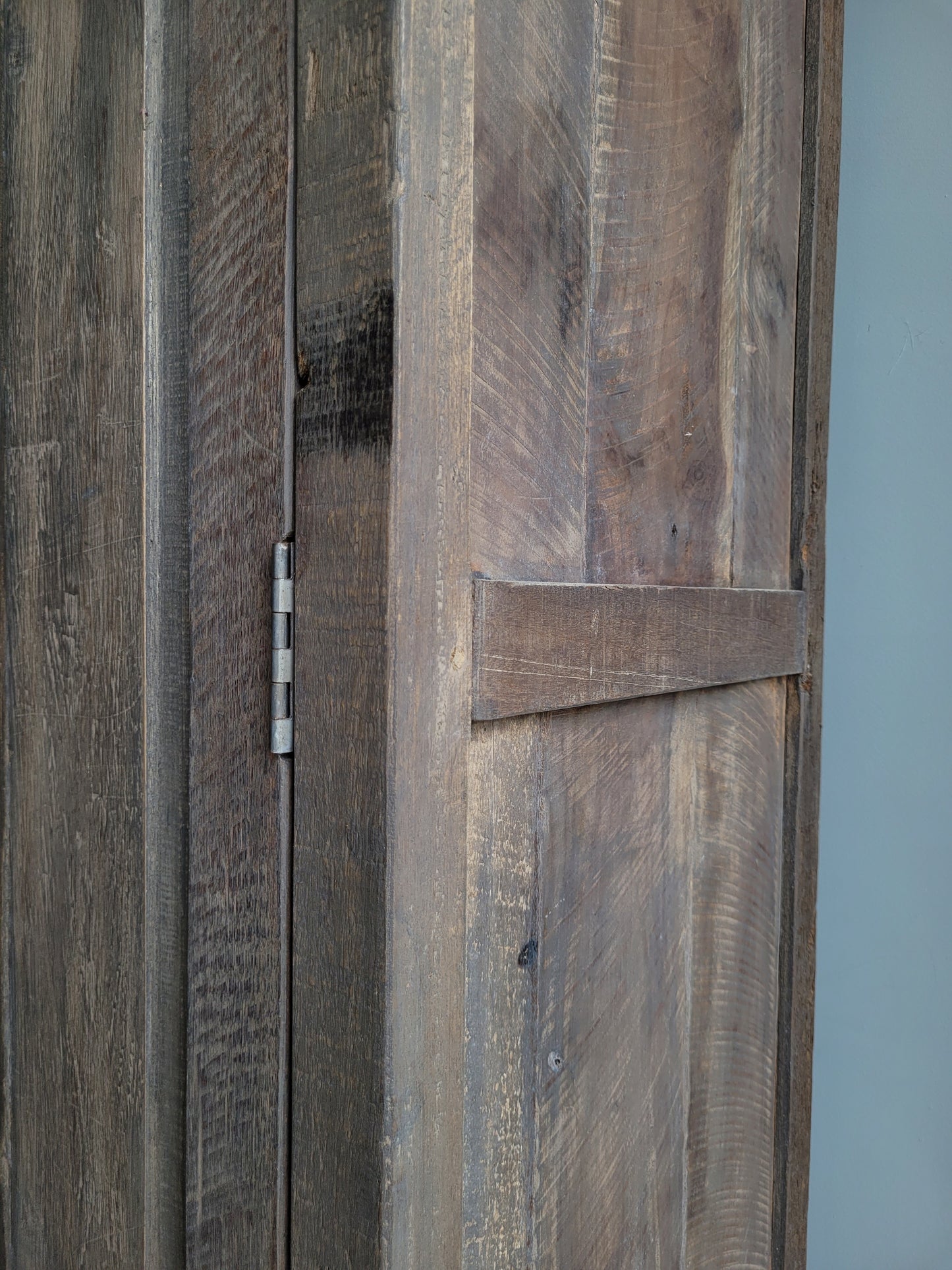 Hoge eendeurs kast oud hout driftwood sober