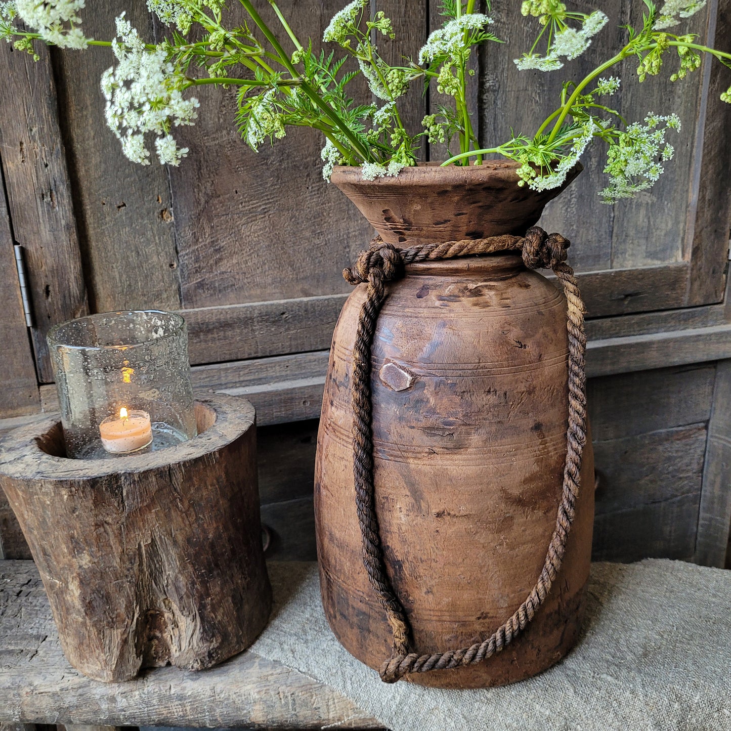 Oud houten nepalese kruik met touw
