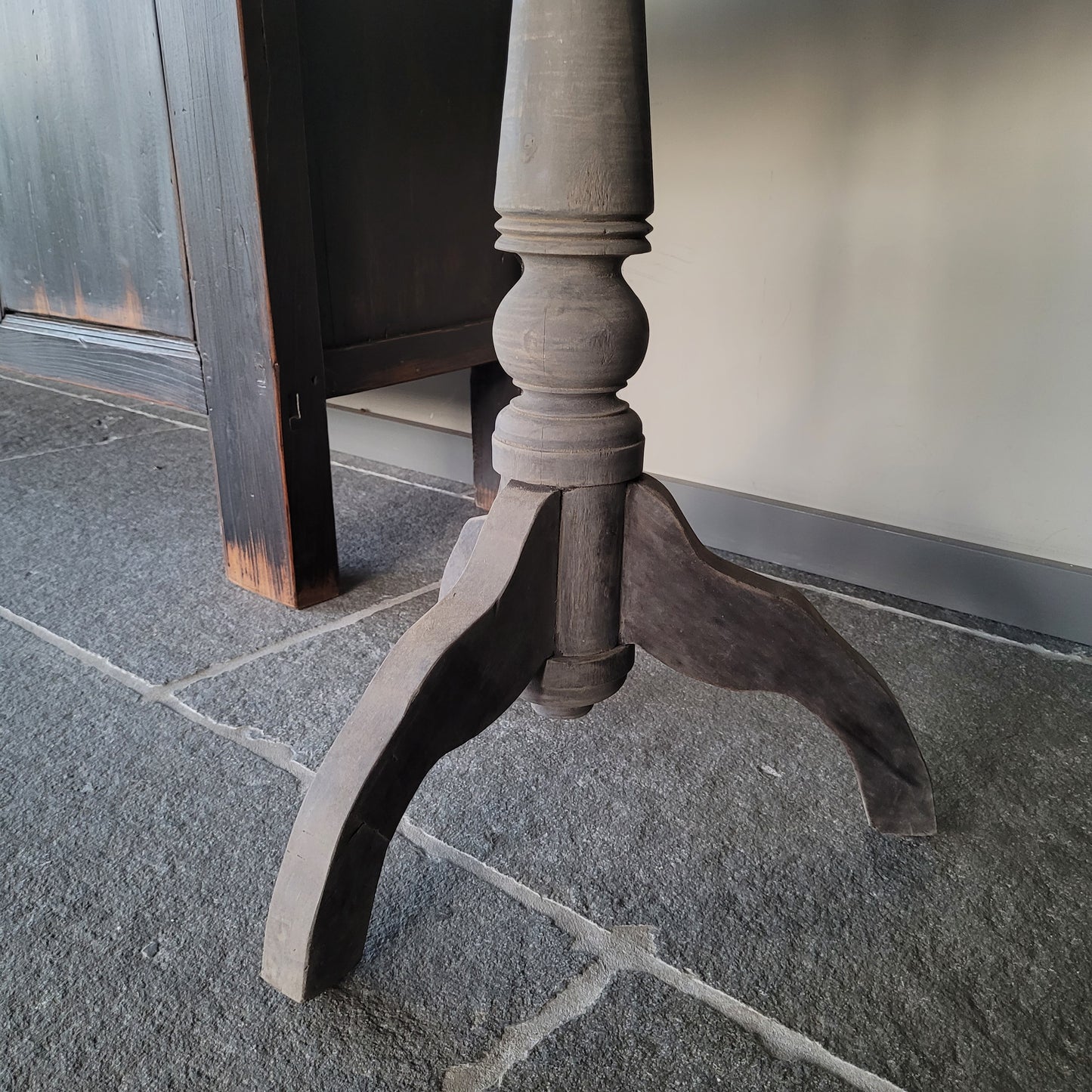 Wijntafel sober vergrijsd hout (bestelbaar)