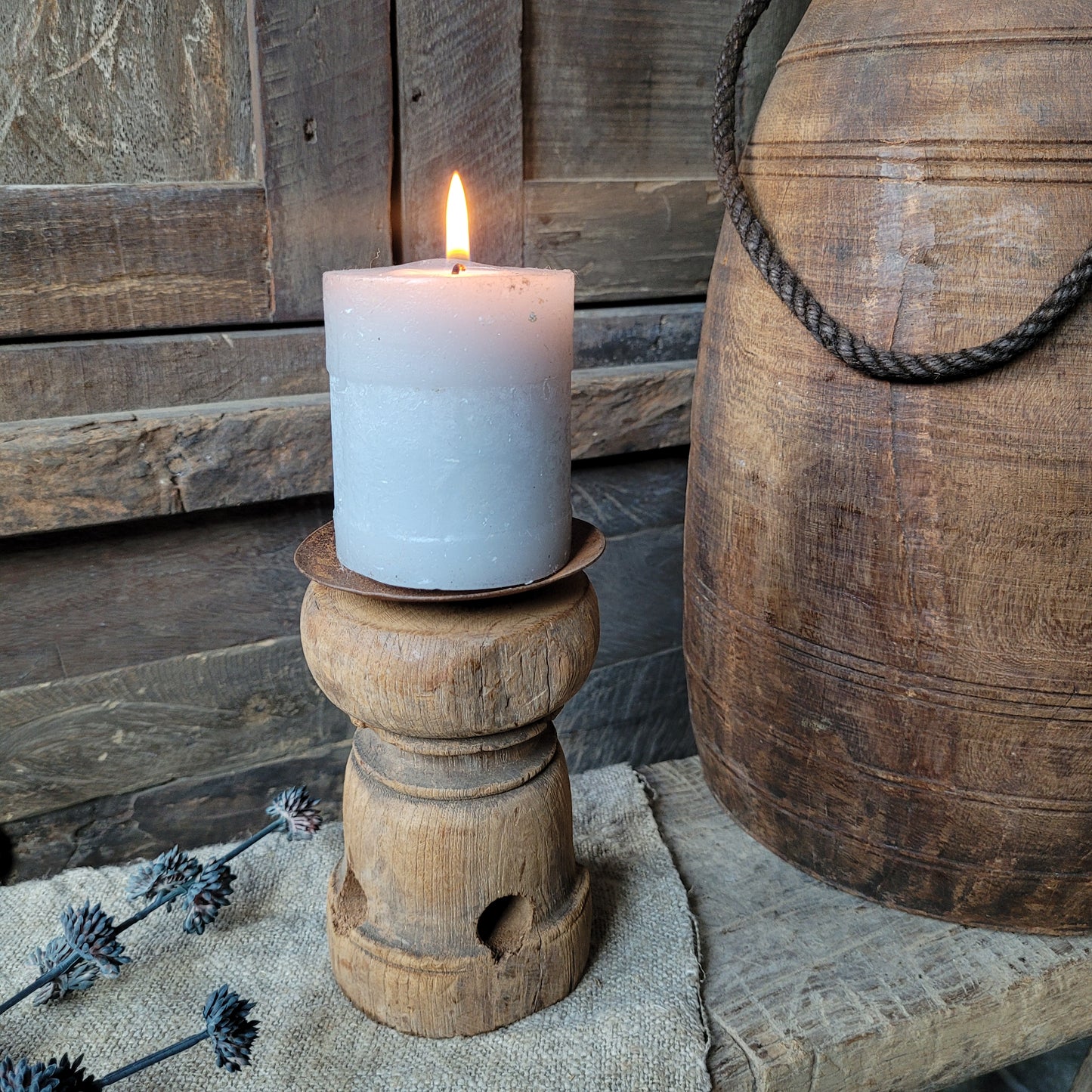Oud houten kandelaar