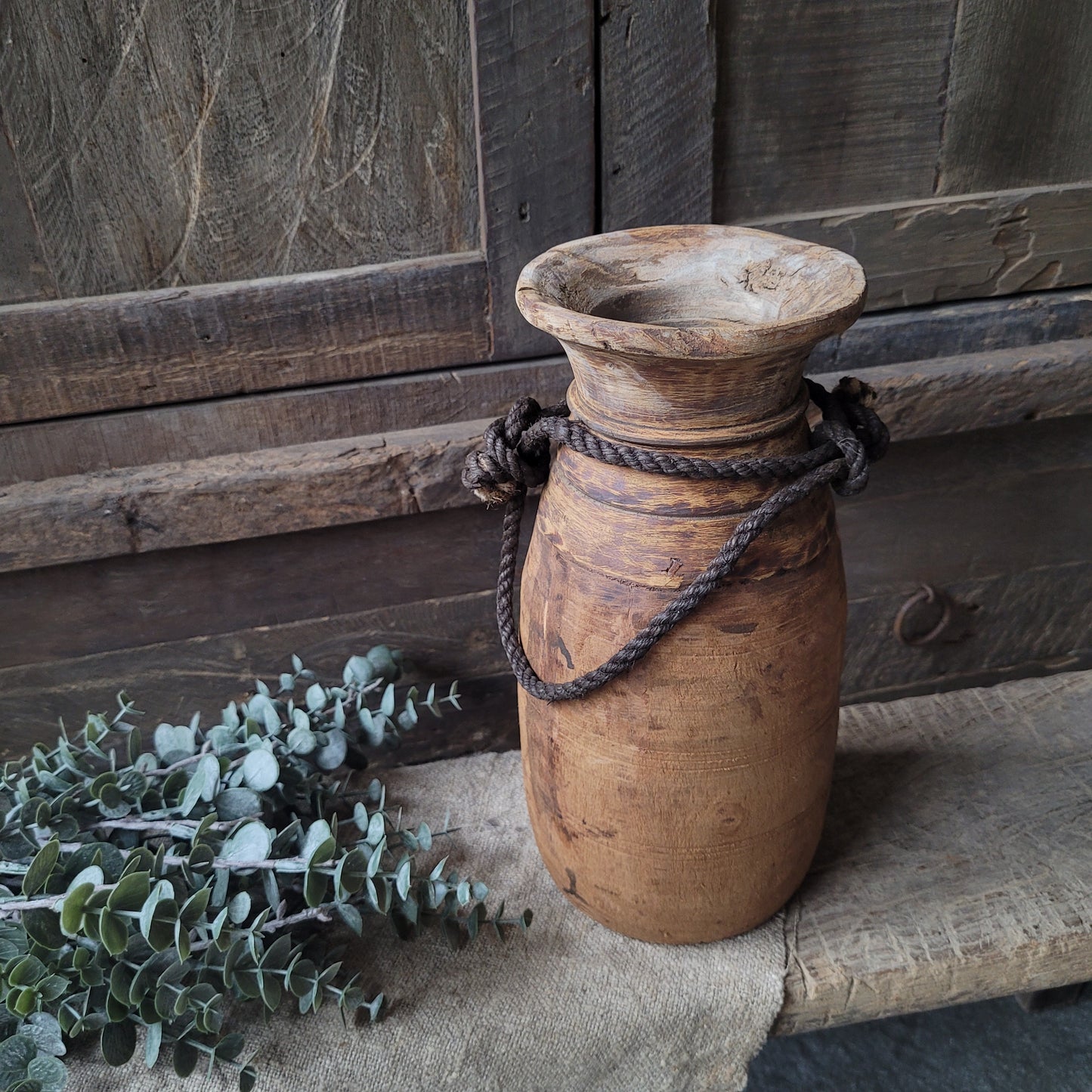Oud houten nepalese kruik met touw nr. 50