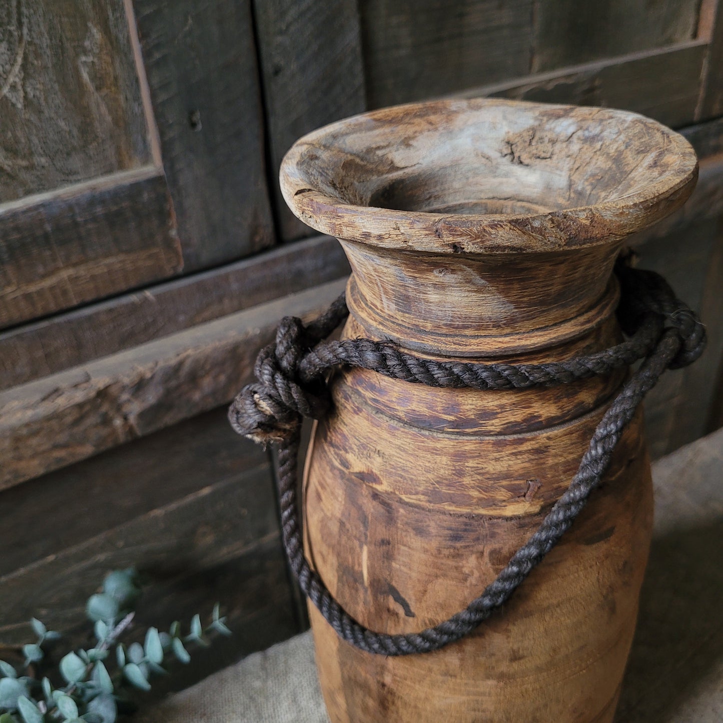 Oud houten nepalese kruik met touw nr. 50