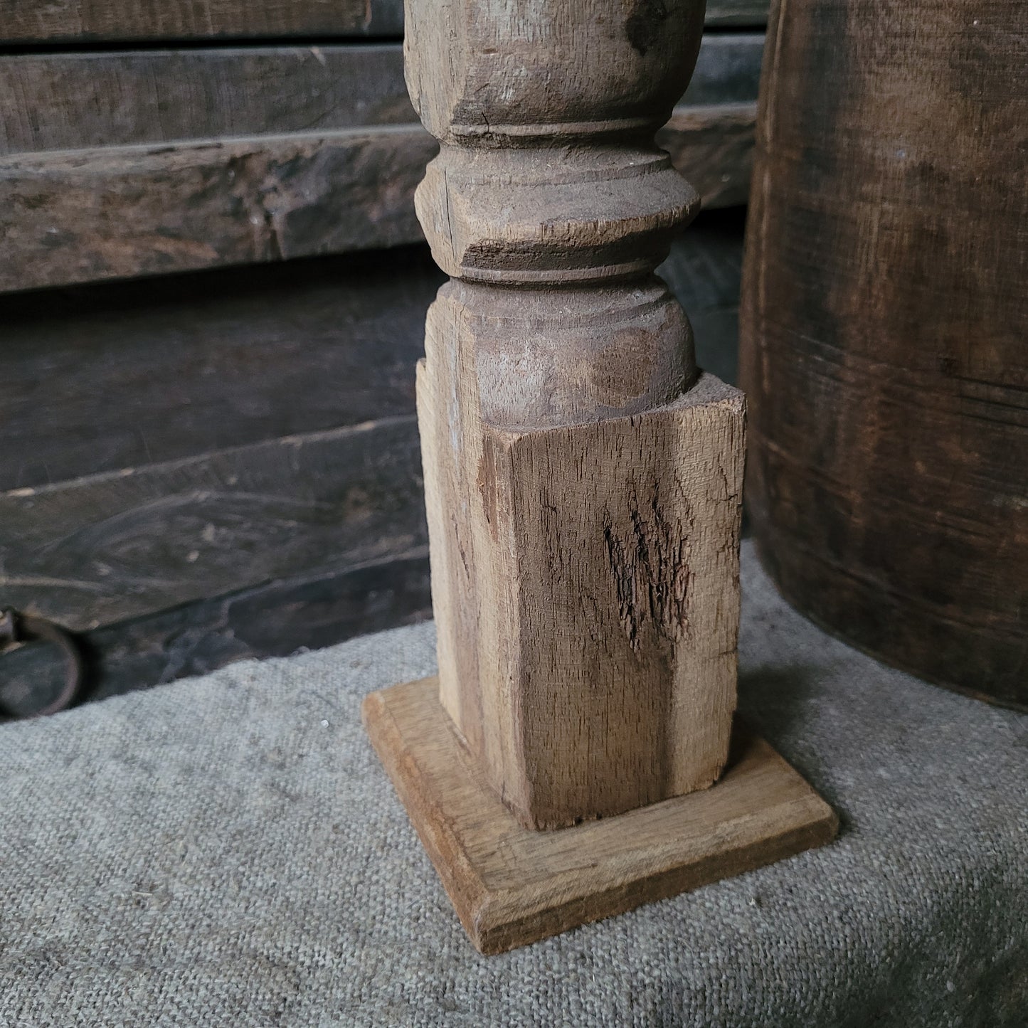 Oud houten kandelaar