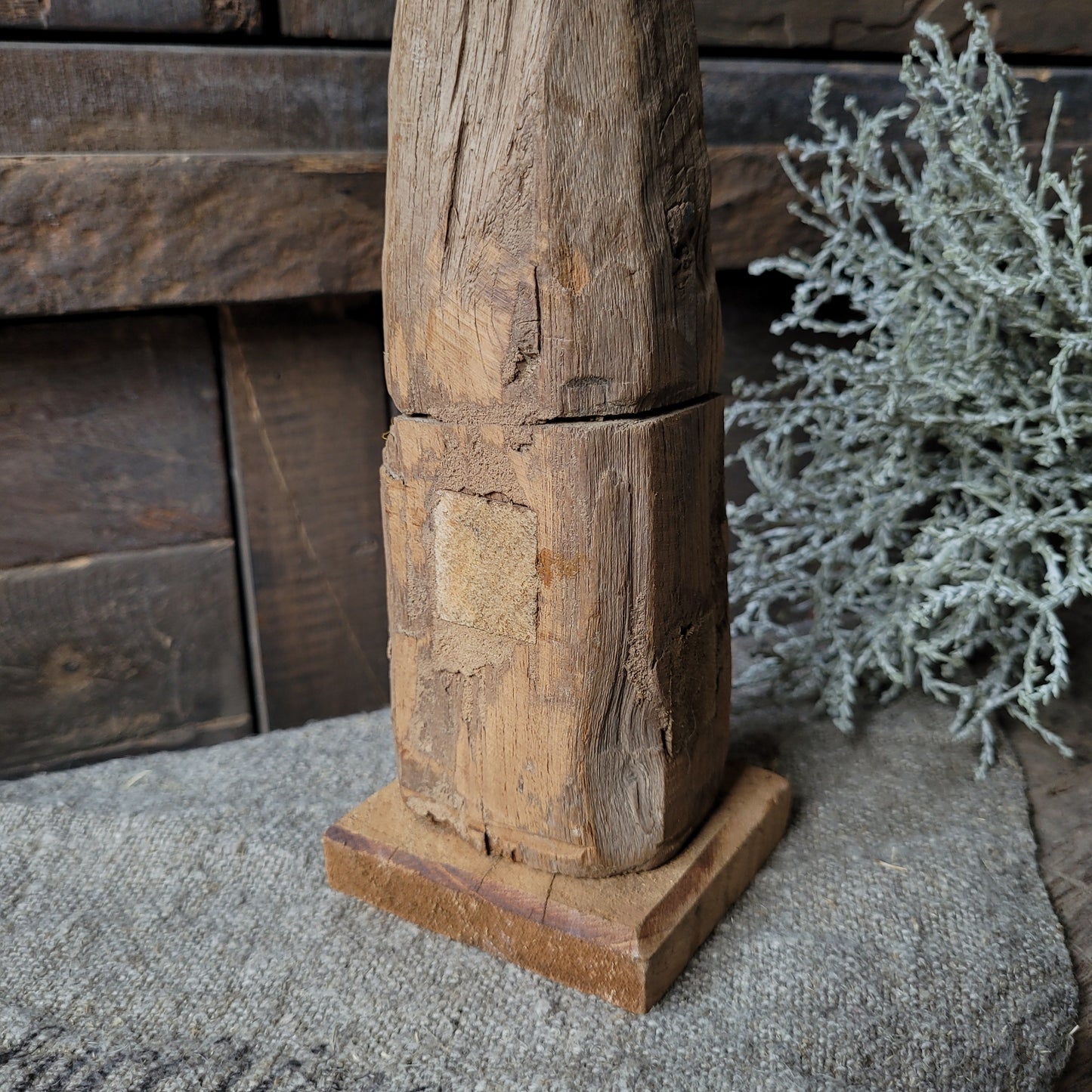 Oud houten kandelaar
