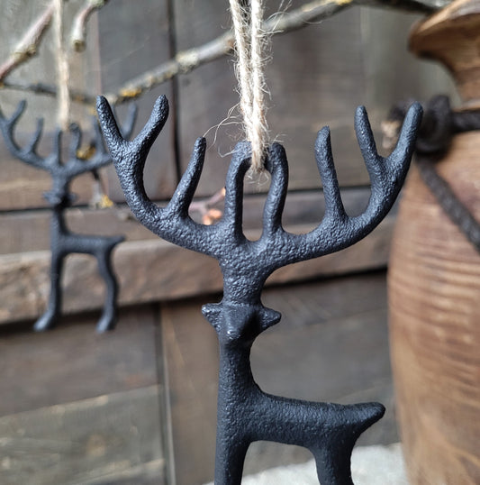 Rendier hanger aan touw zwart metaal