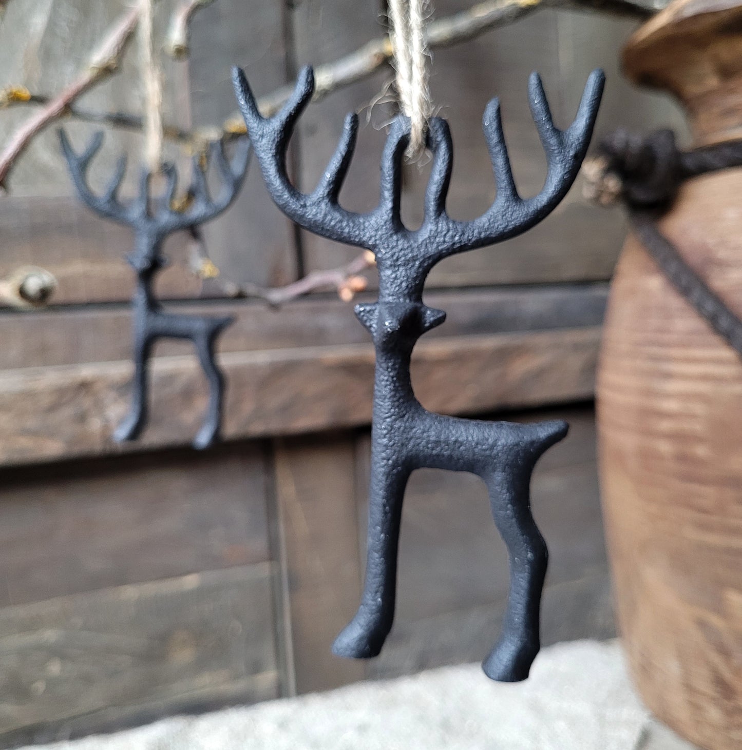 Rendier hanger aan touw zwart metaal