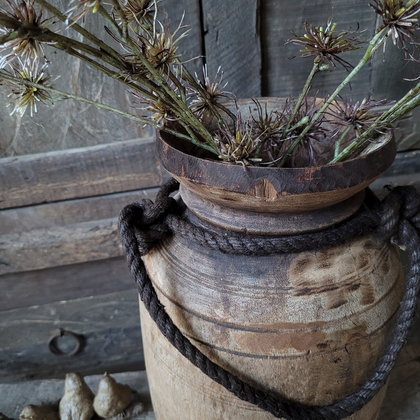 Oud houten nepalese kruik met touw nr. 69