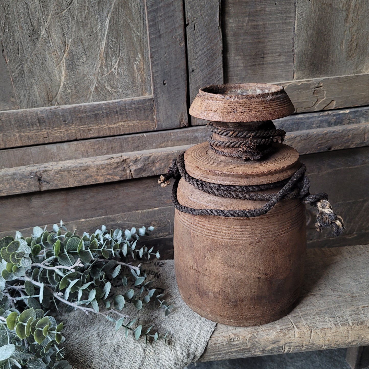 Oud houten nepalese kruik met touw nr. 74