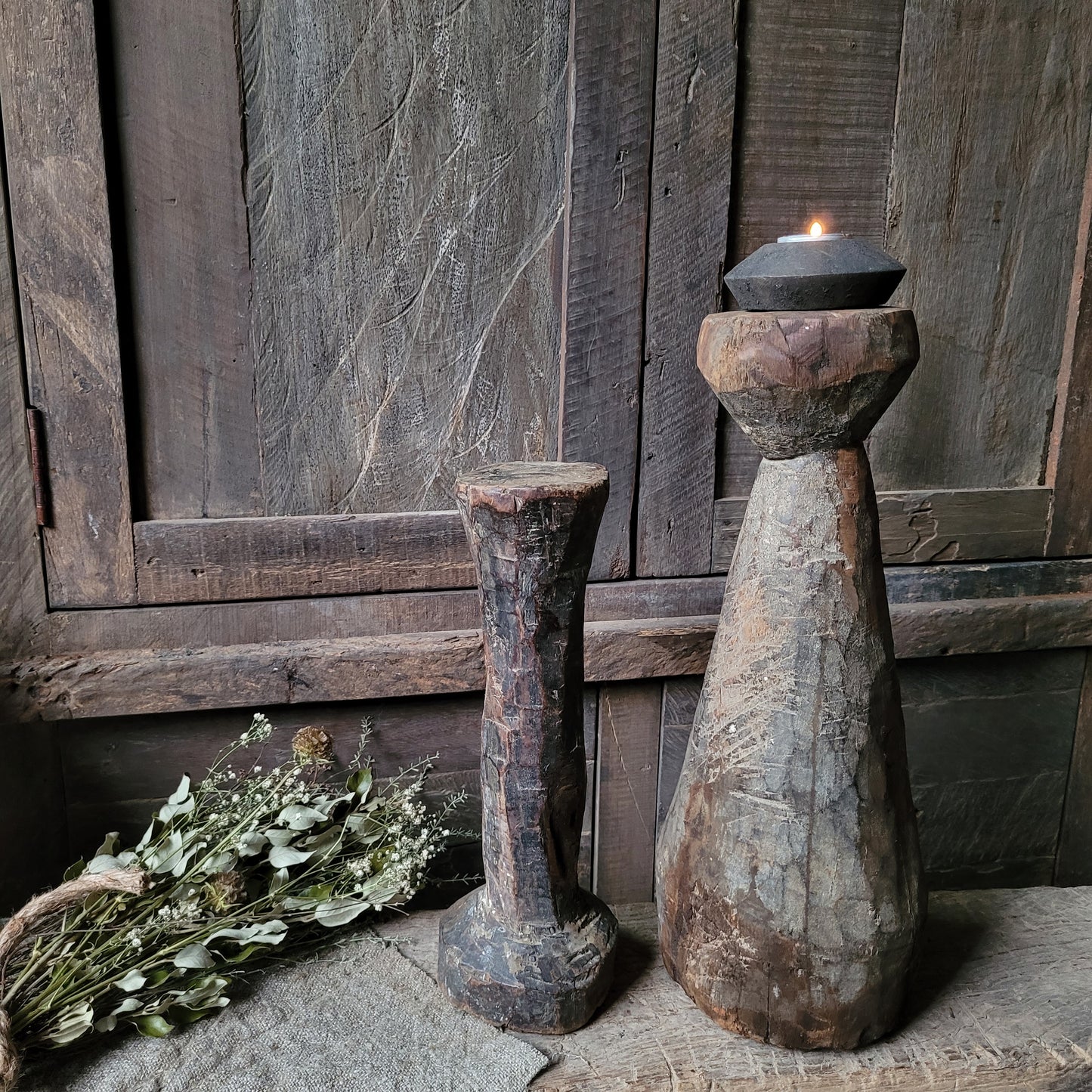 Uniek oud houten kandelaar | ornament (rechts)