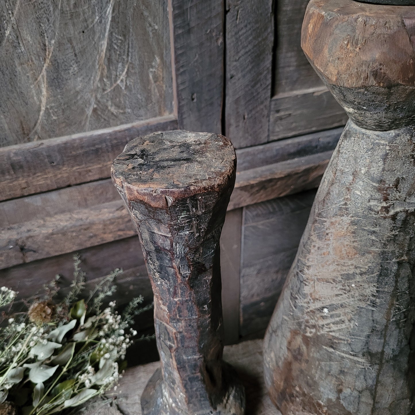 Uniek oud houten kandelaar | ornament (links)