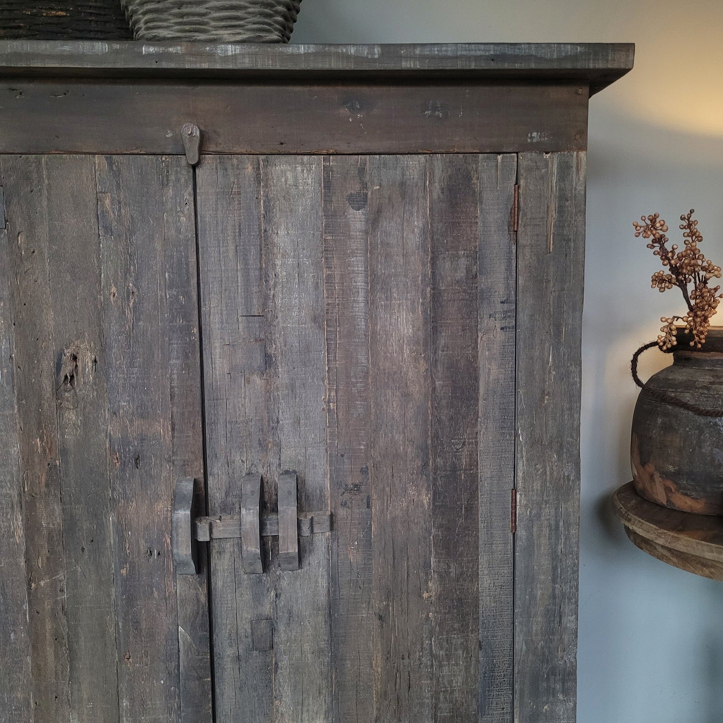 Meidenkast schuifslot | tv kast oud hout driftwood