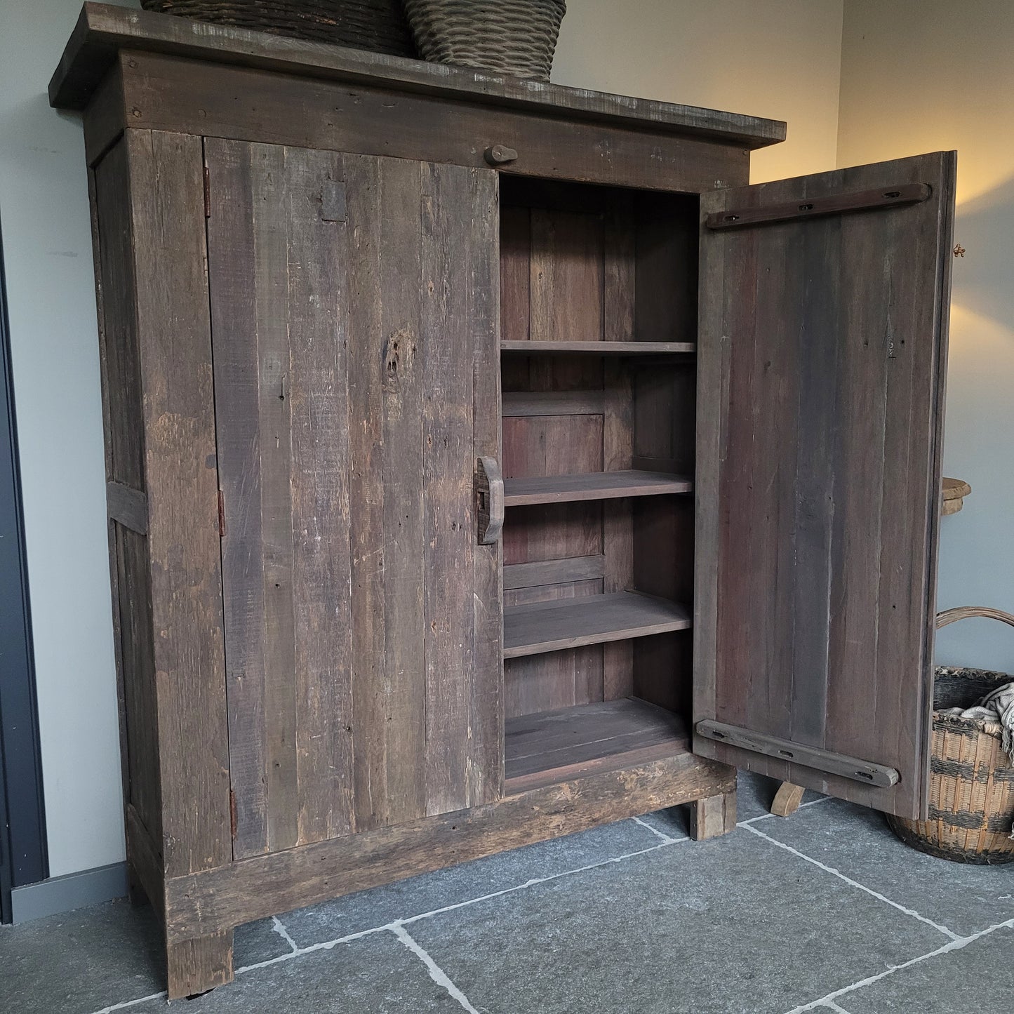 Meidenkast schuifslot | tv kast oud hout driftwood