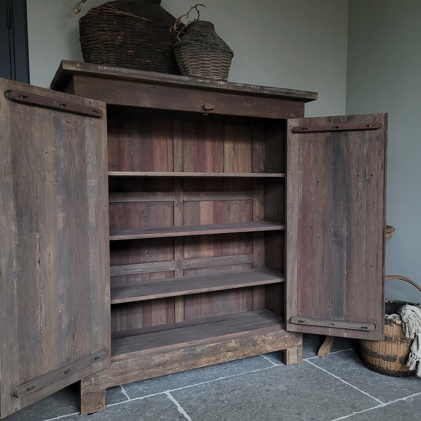 Meidenkast schuifslot | tv kast oud hout driftwood