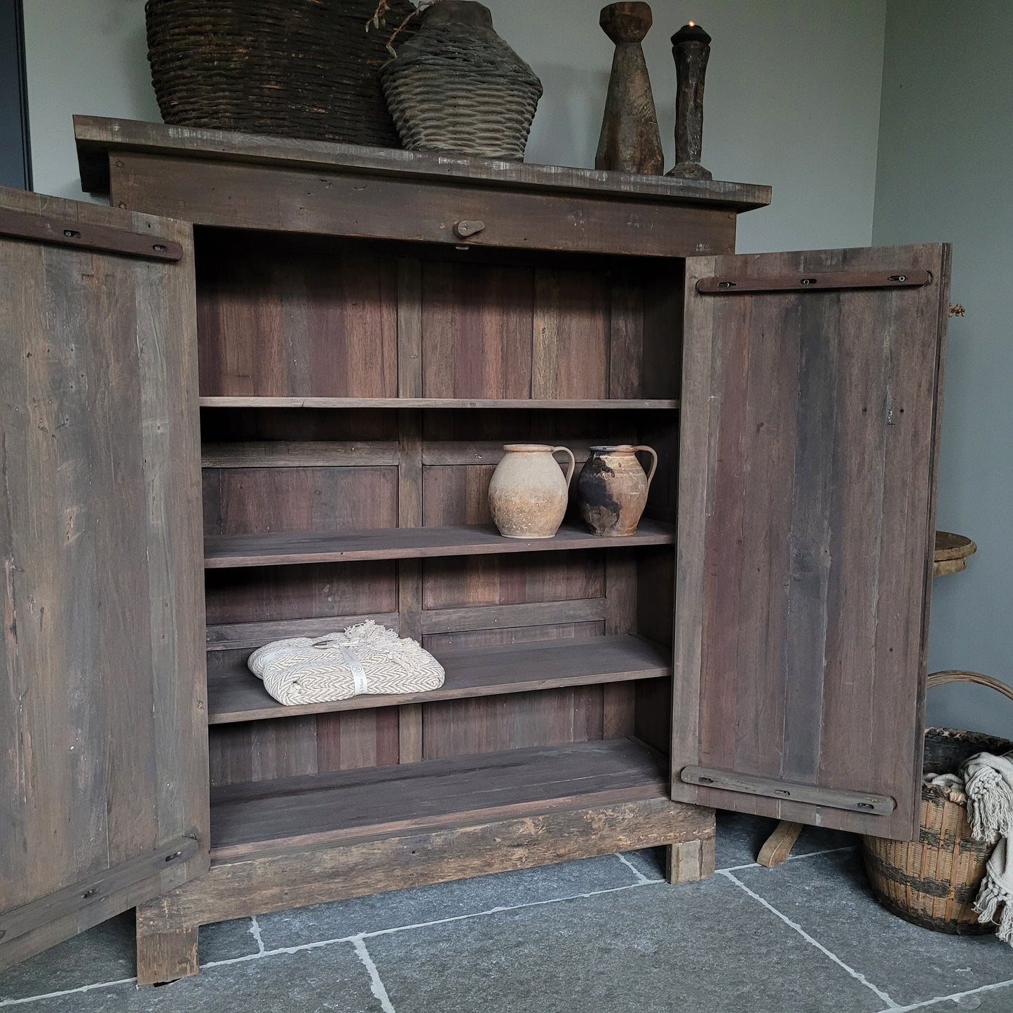 Meidenkast schuifslot | tv kast oud hout driftwood