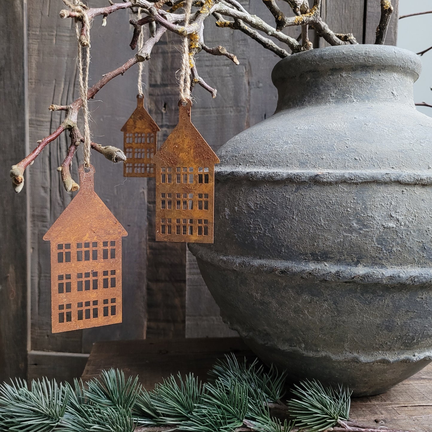 Huisje hanger aan touw roest M