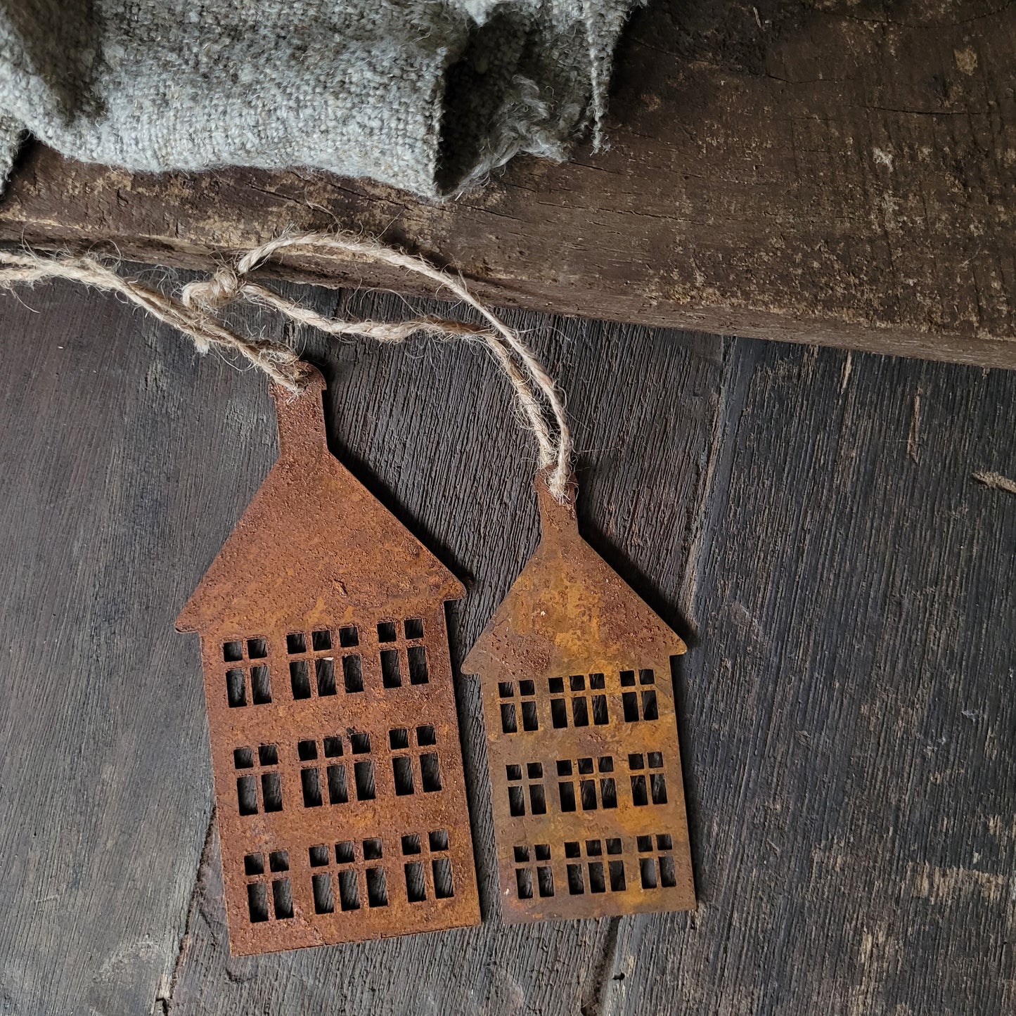 Huisje hanger aan touw roest S