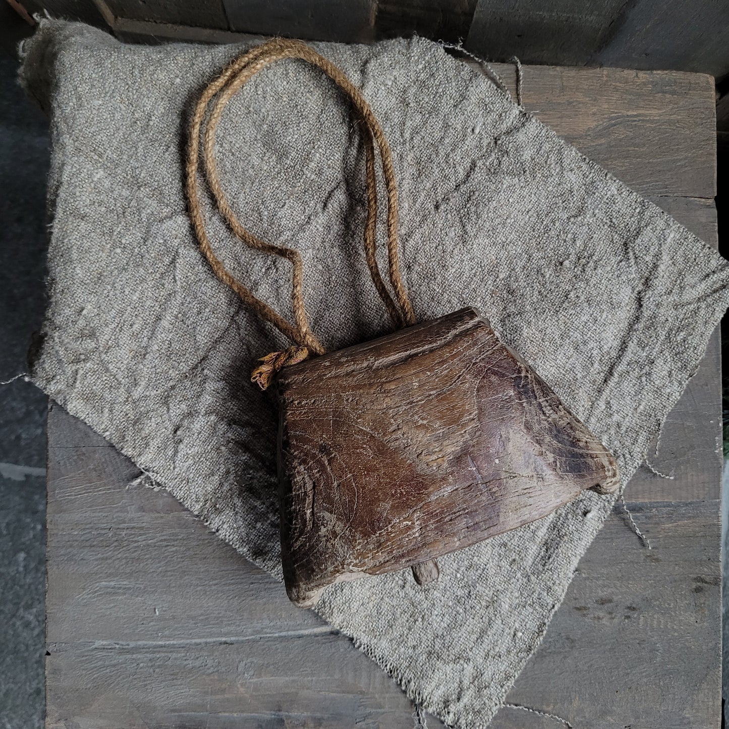Oud houten koeienbel aan touw nr. 1