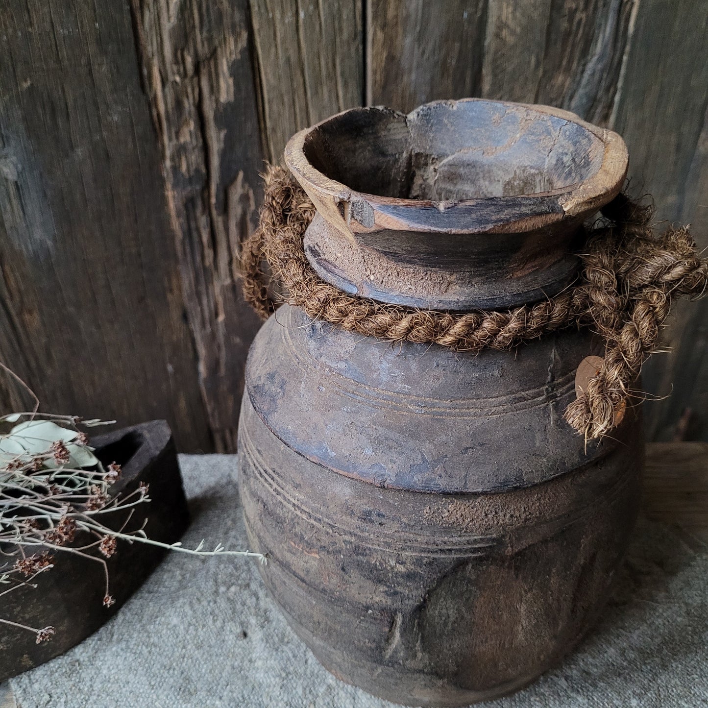 Oud houten nepalese kruik aan touw nr. 10