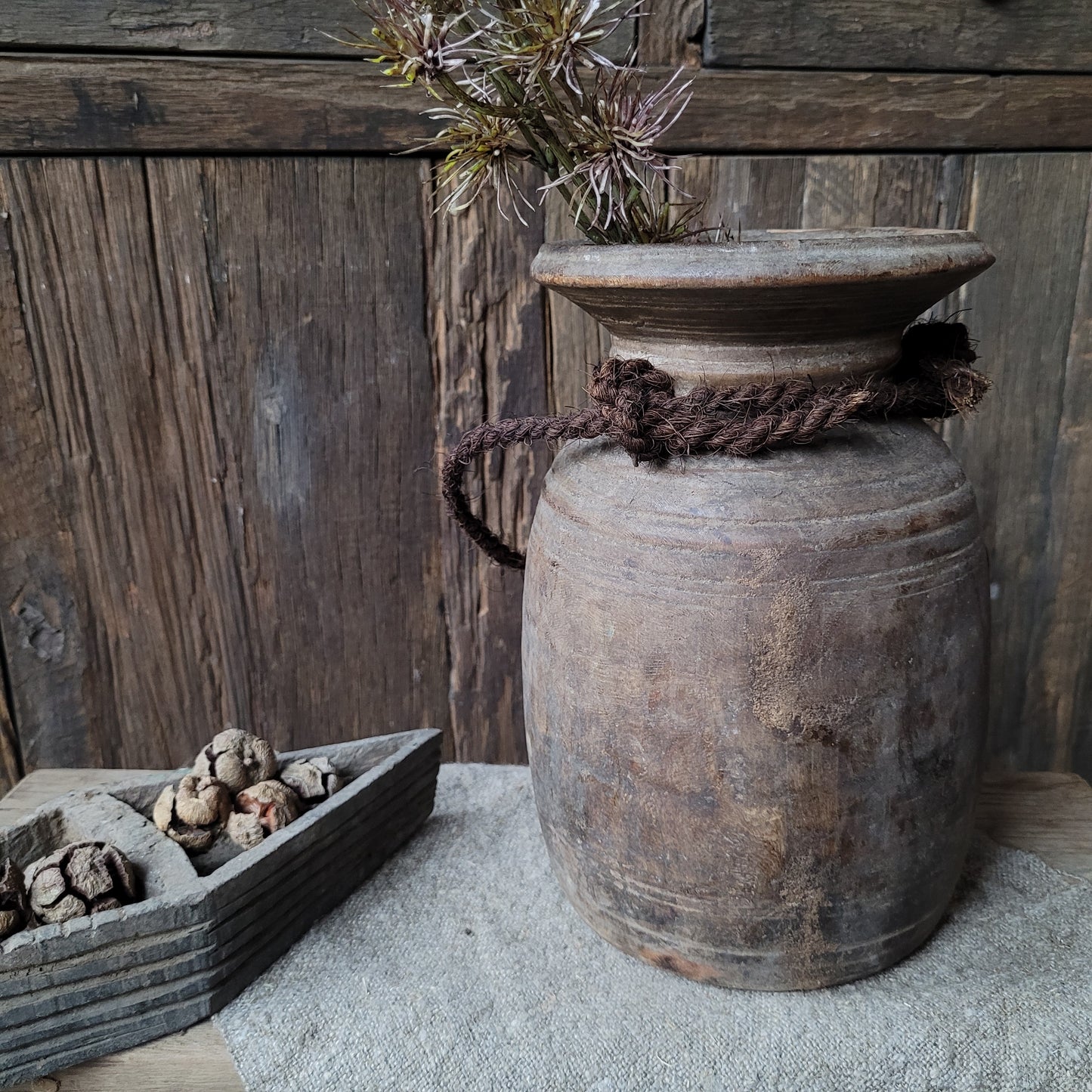 Oud houten nepalese kruik aan touw nr. 12