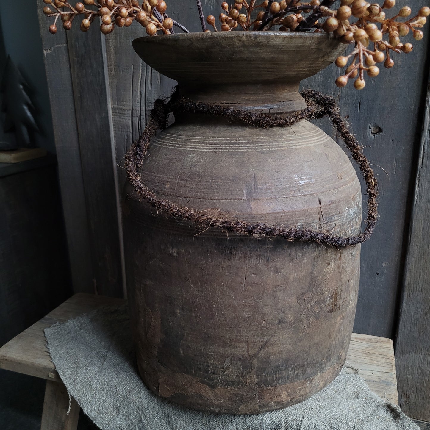 Oud houten nepalese kruik aan touw nr. 13