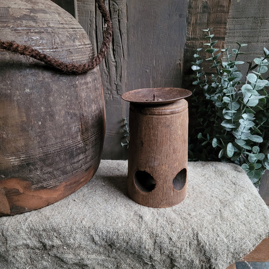 Oud houten kandelaar rond