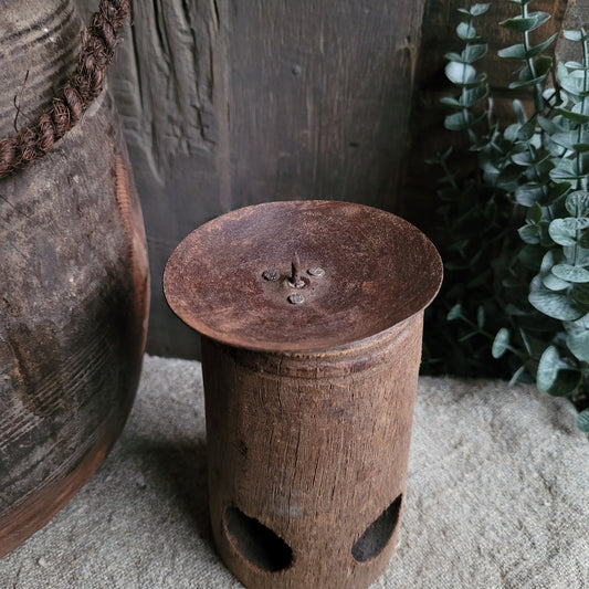 Oud houten kandelaar rond