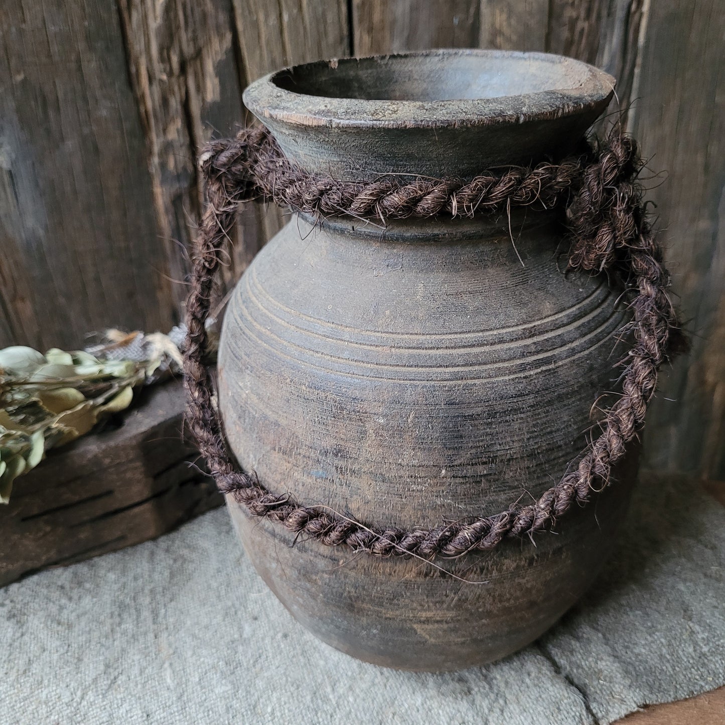 Oud houten nepalese kruik met touw nr. 20