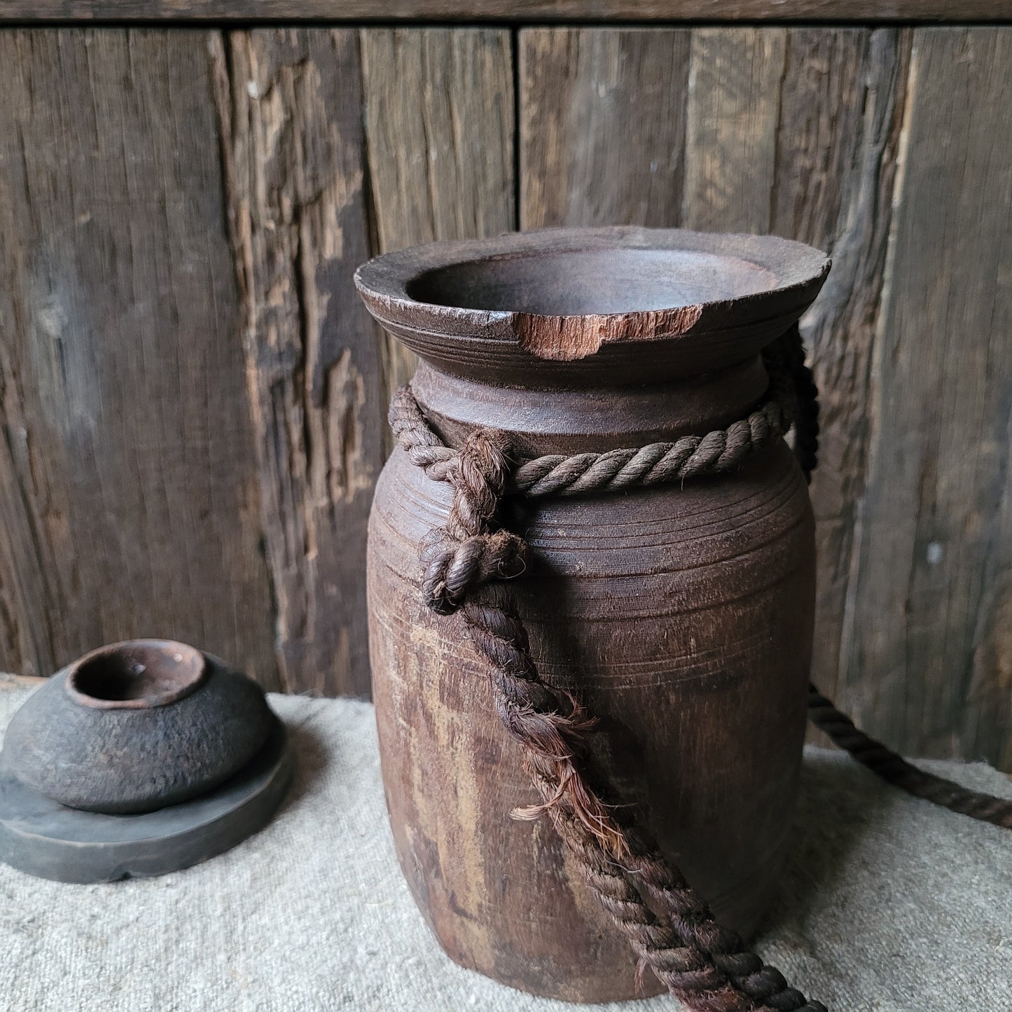 Oud houten nepalese kruik met touw nr. 23