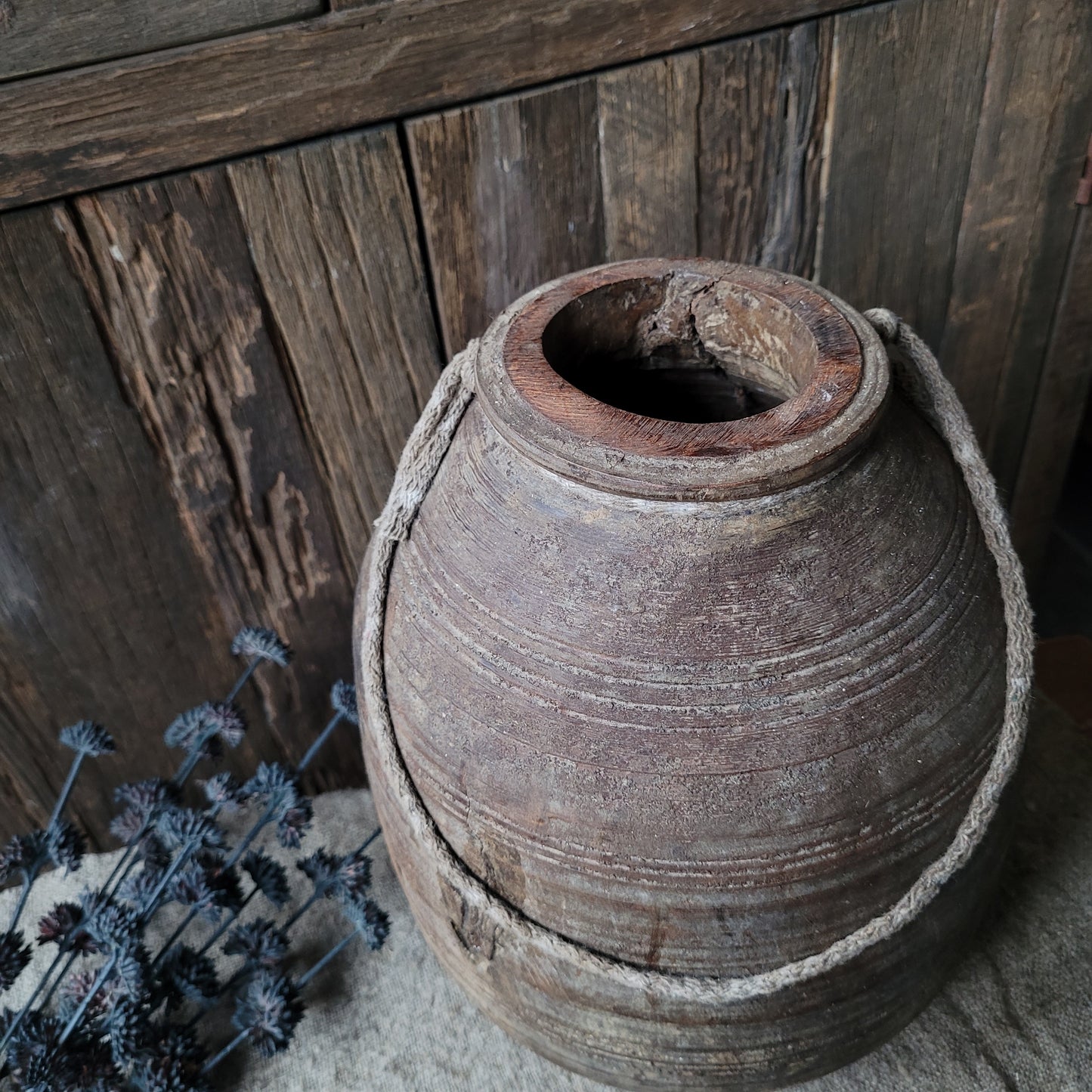 Oud houten nepalese kruik met touw nr. 24