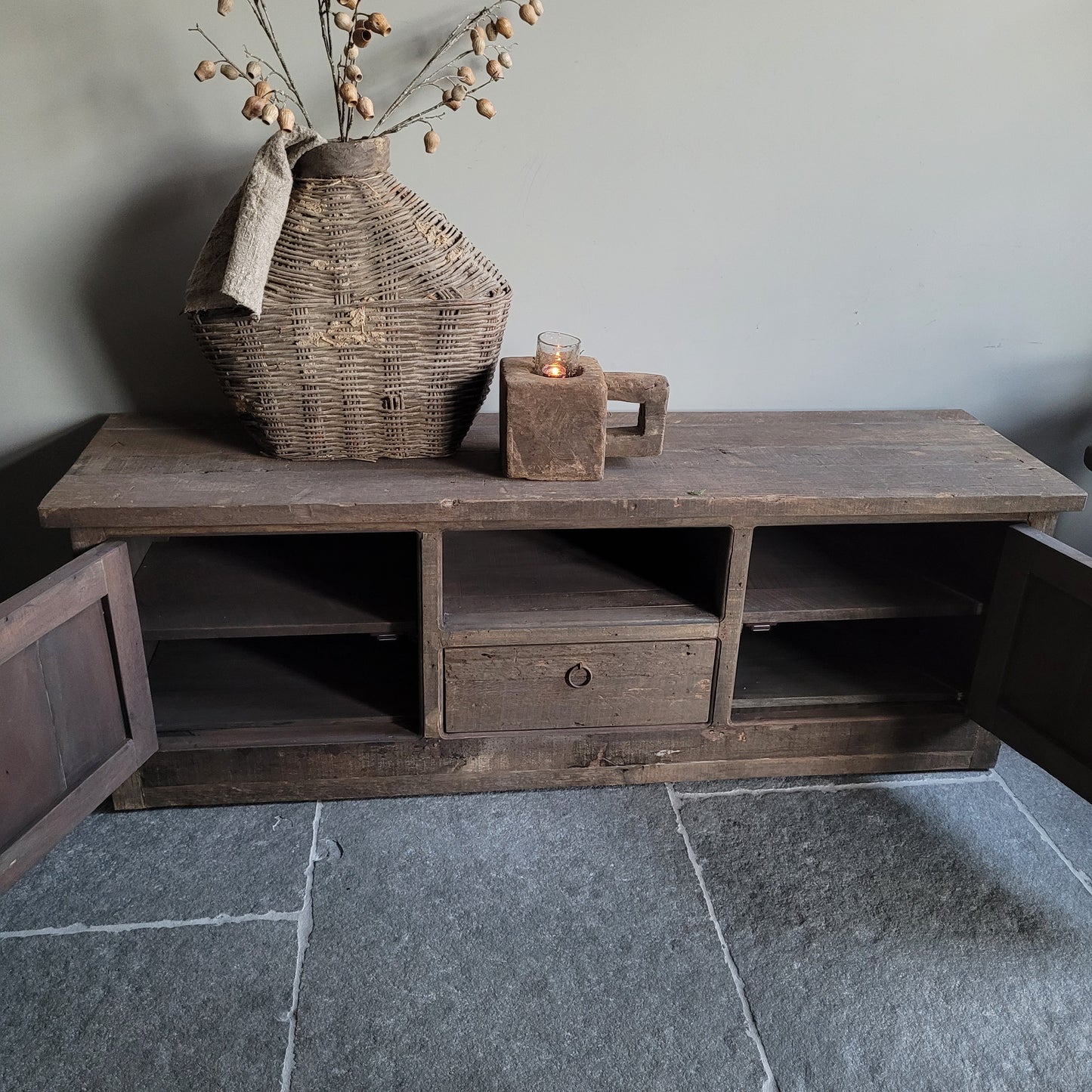 Tv meubel | dressoir oud hout driftwood paneeldeurtjes
