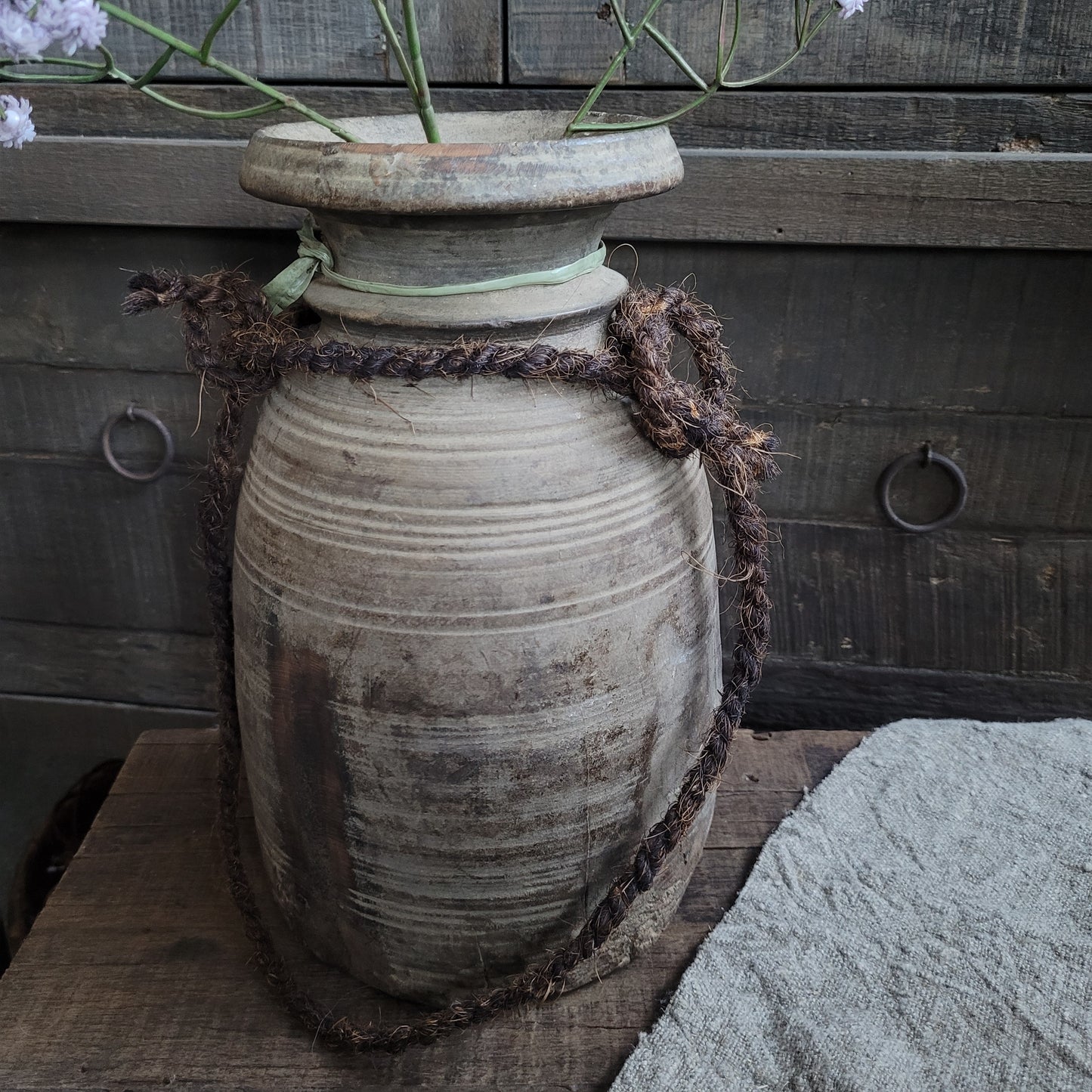 Oud houten nepalese kruik aan touw nr. 46