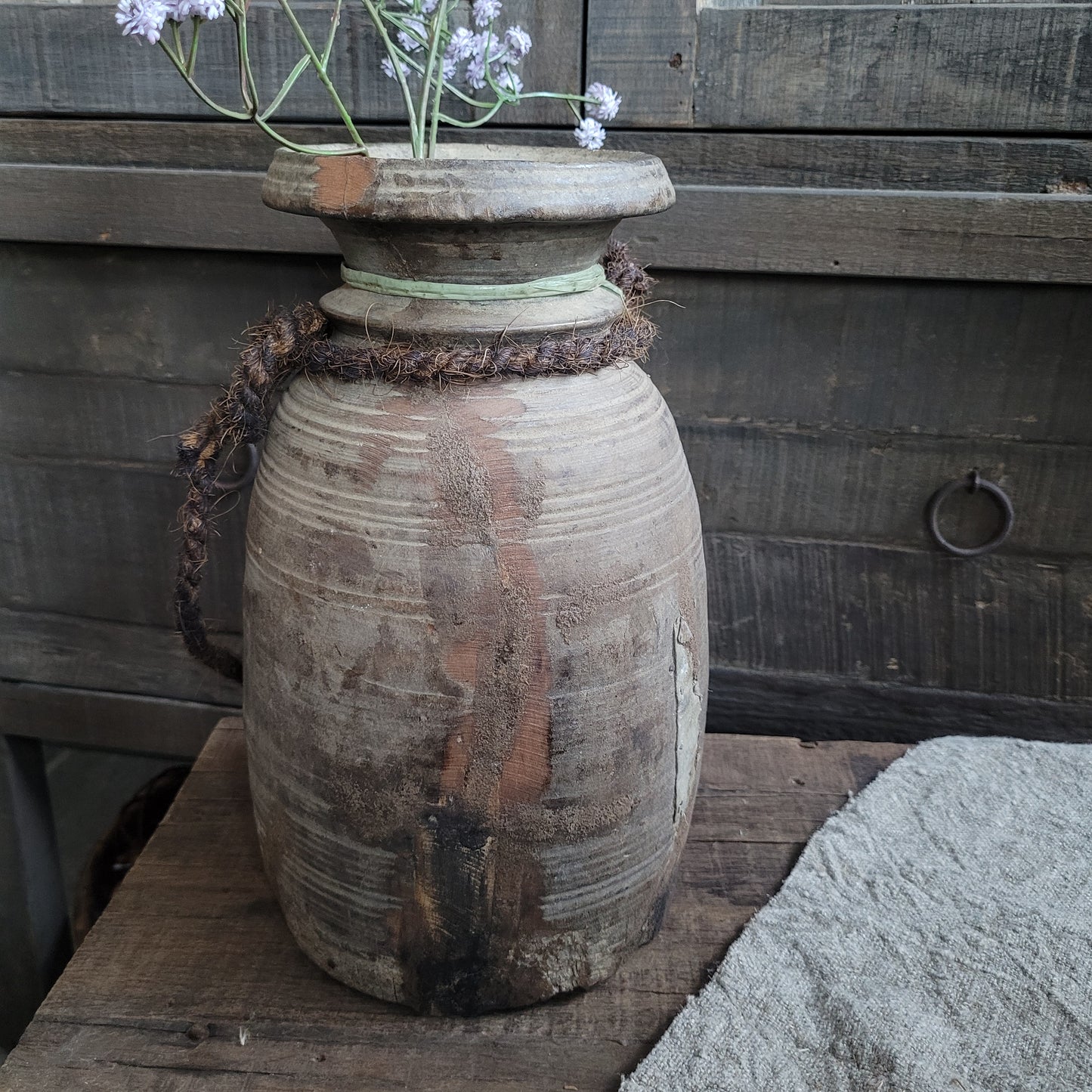 Oud houten nepalese kruik aan touw nr. 46