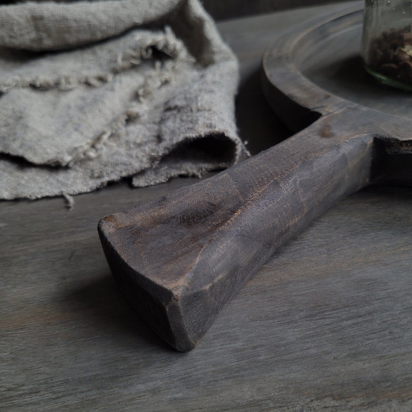 Houten serveerplank | chopping board | plank rond met handvat 30cm