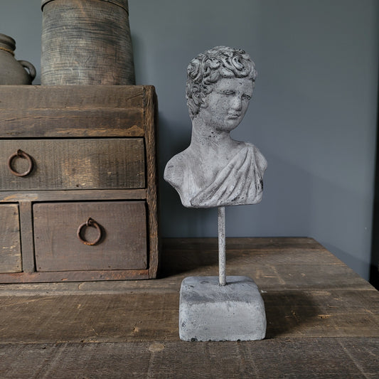 Romeins beeld op statief steen