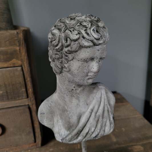 Romeins beeld op statief steen