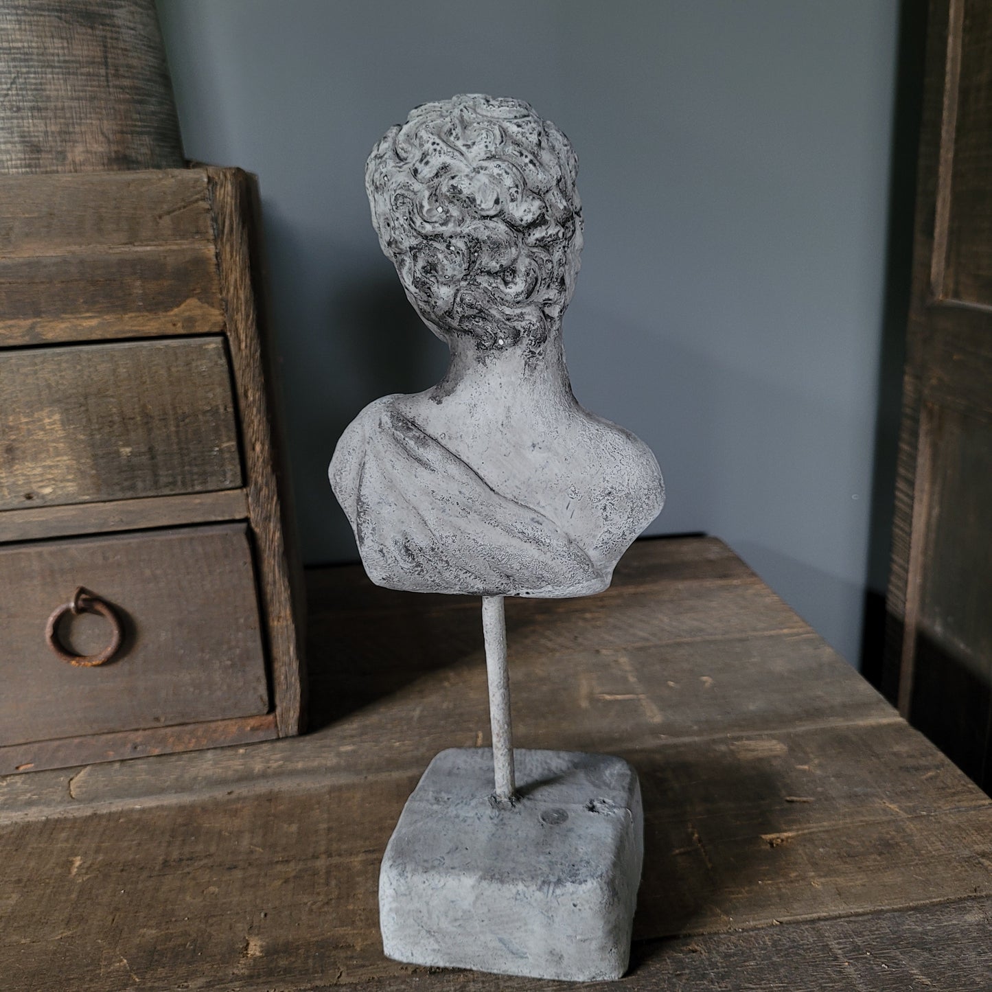 Romeins beeld op statief steen
