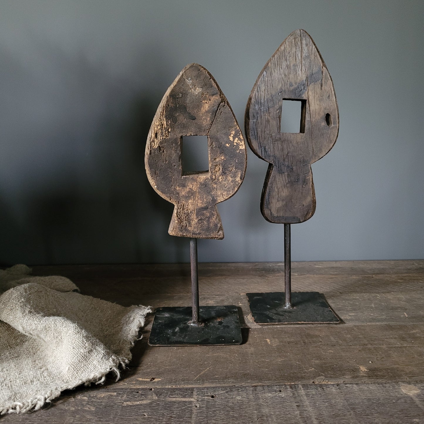 Uniek houten ornament op statief
