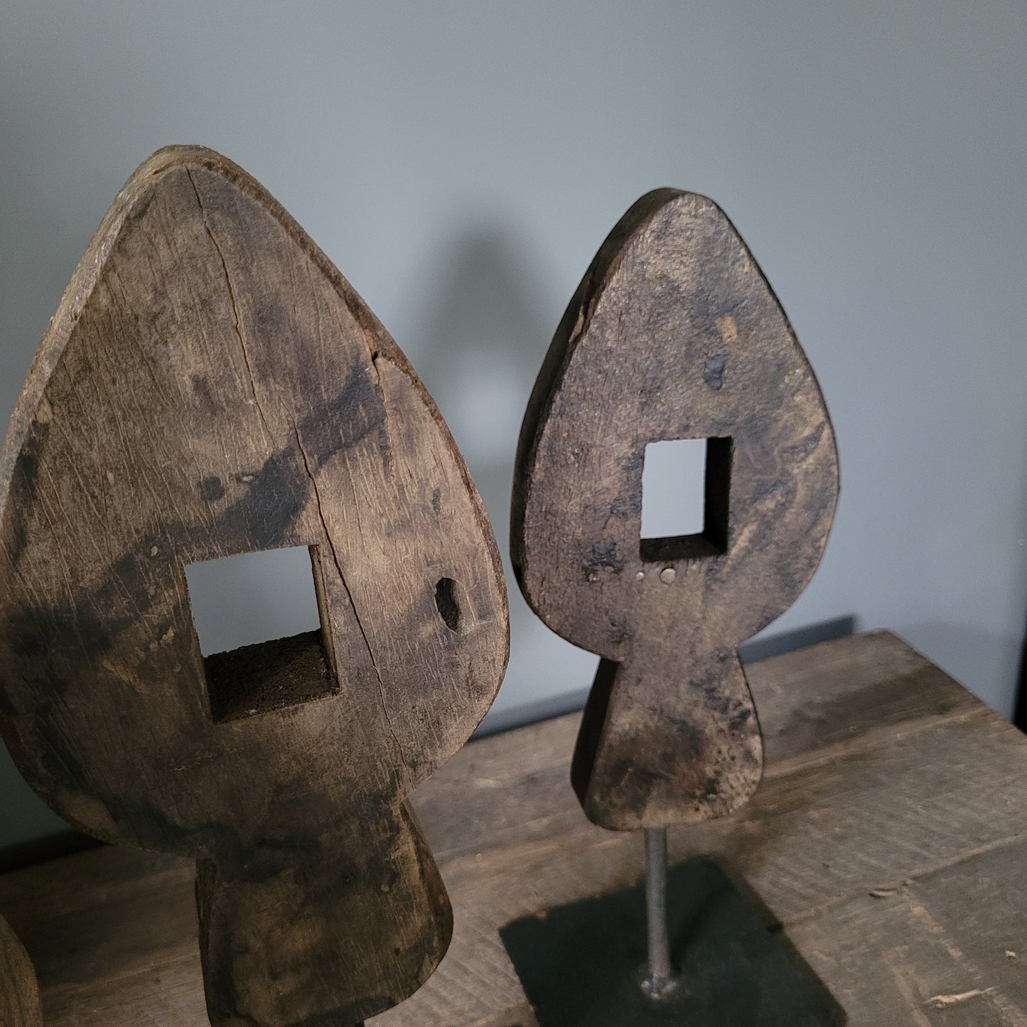 Uniek houten ornament op statief