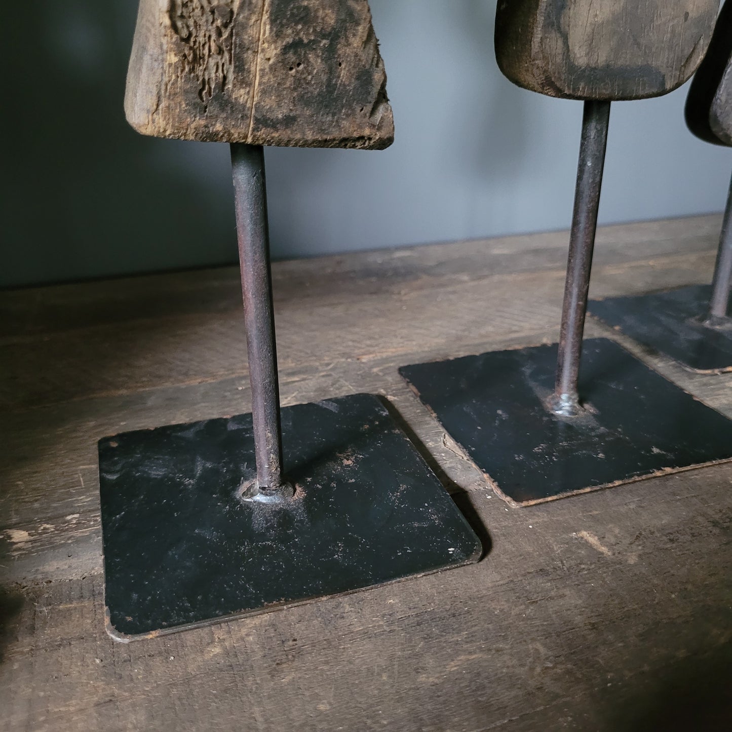 Uniek houten ornament op statief