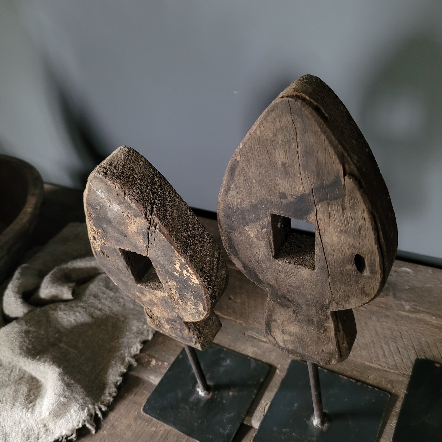 Uniek houten ornament op statief