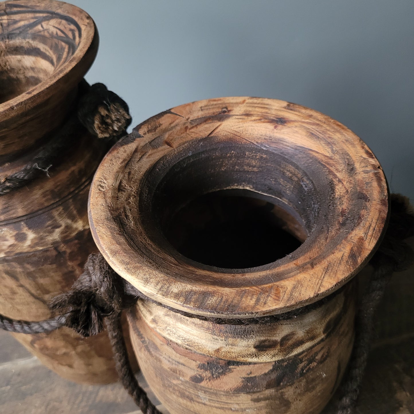 Oud houten nepalese kruik nr. 60 (rechts)