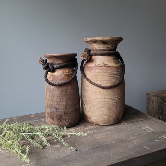Oud houten nepalese kruik nr. 63 (rechts)