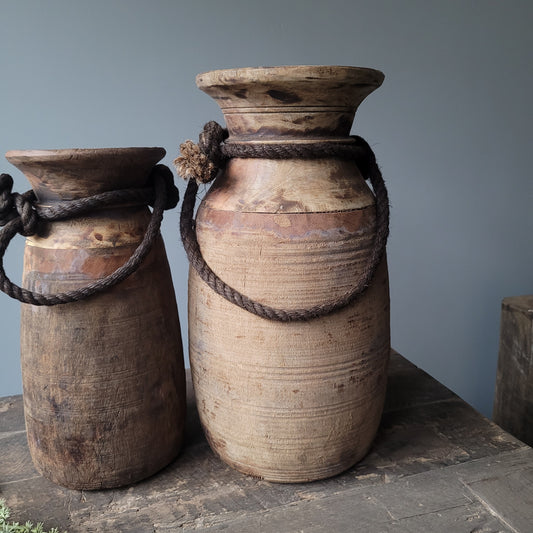 Oud houten nepalese kruik nr. 63 (rechts)