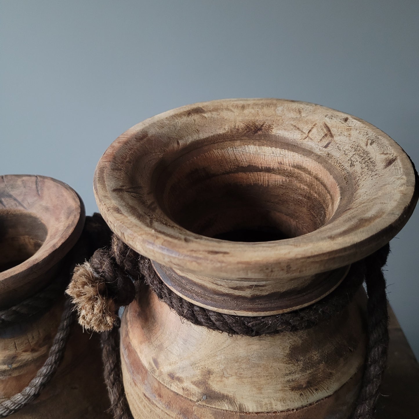 Oud houten nepalese kruik nr. 63 (rechts)