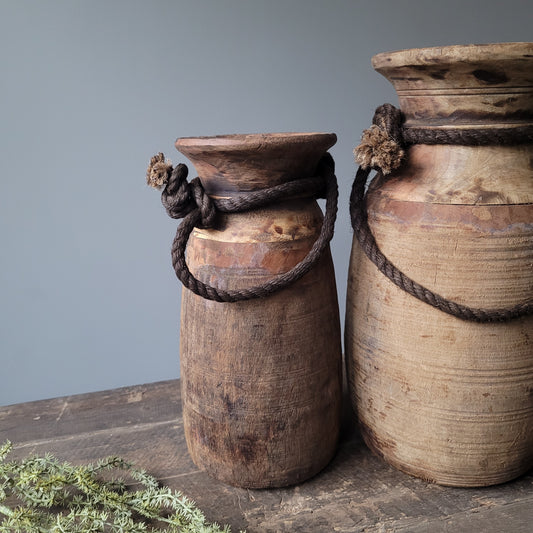 Oud houten nepalese kruik nr. 64 (links)