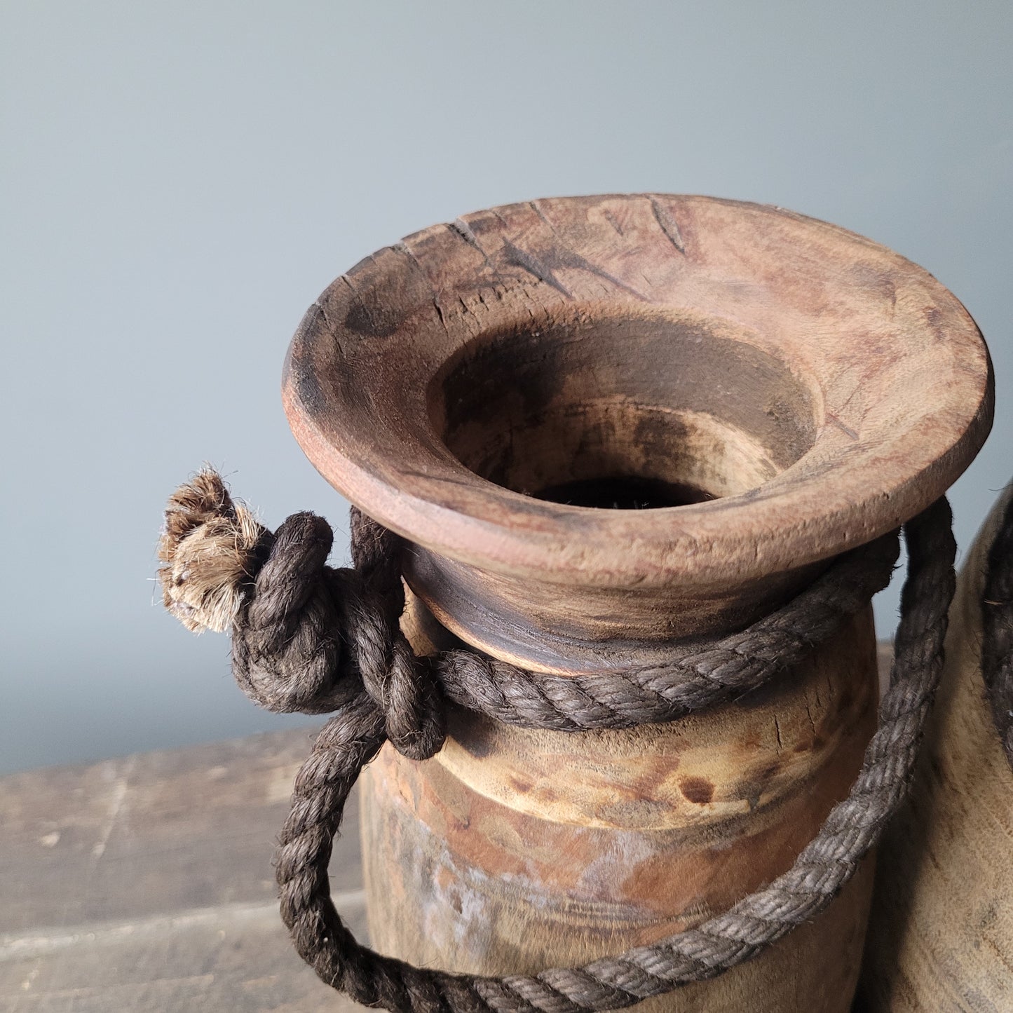 Oud houten nepalese kruik nr. 64 (links)