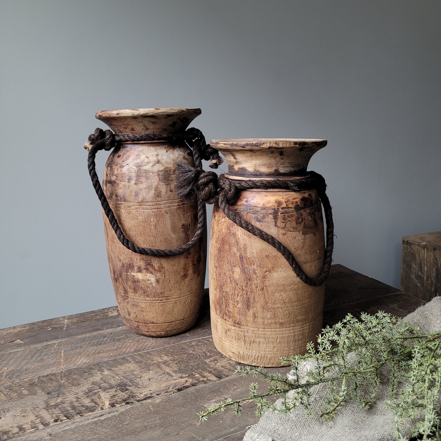 Oud houten nepalese kruik nr. 73 (rechts)