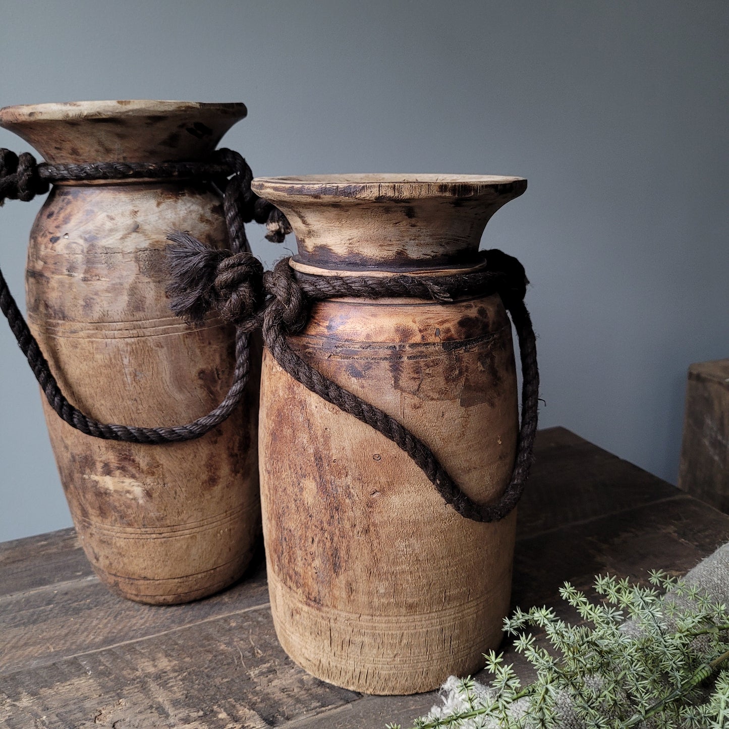 Oud houten nepalese kruik nr. 73 (rechts)